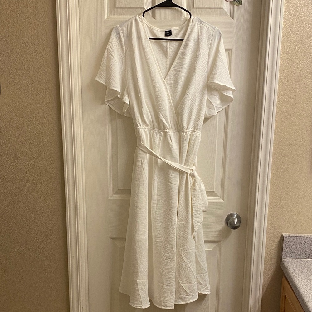 White Midi Dress with Flutter Sleeves/with lining